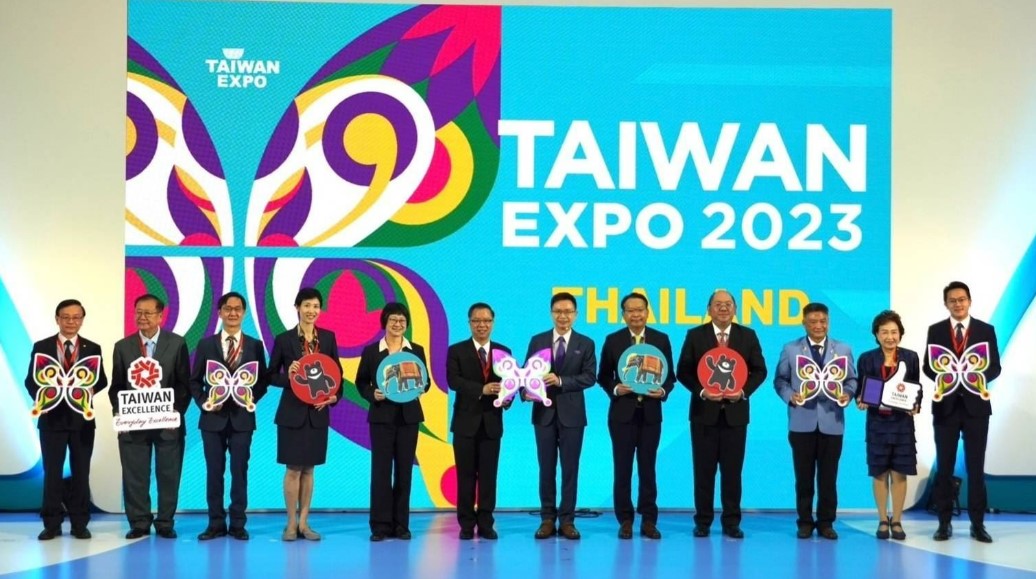 睽違三年泰國「臺灣形象展Taiwan EXPO」於曼谷主辦盛大開幕，主辦單位貿協及貴賓於開幕典禮合影。（圖片提供：高雄市政府）