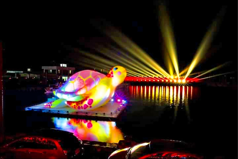 外垵漁港福龜入港點燈，照耀夜空。（圖片提供：西嶼公所）