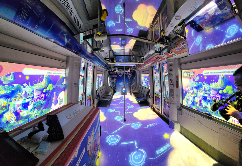 高雄限定輕軌沉浸式投影，讓乘客彷彿置身於虛擬世界中。（圖片來源：高雄市政府全球資訊網）