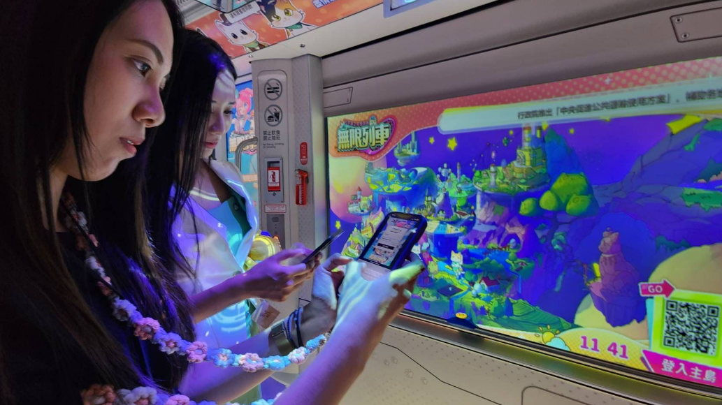 車廂內元宇宙互動遊戲，邀請民眾創建虛擬角色登島。（圖片來源：高雄市政府全球資訊網）