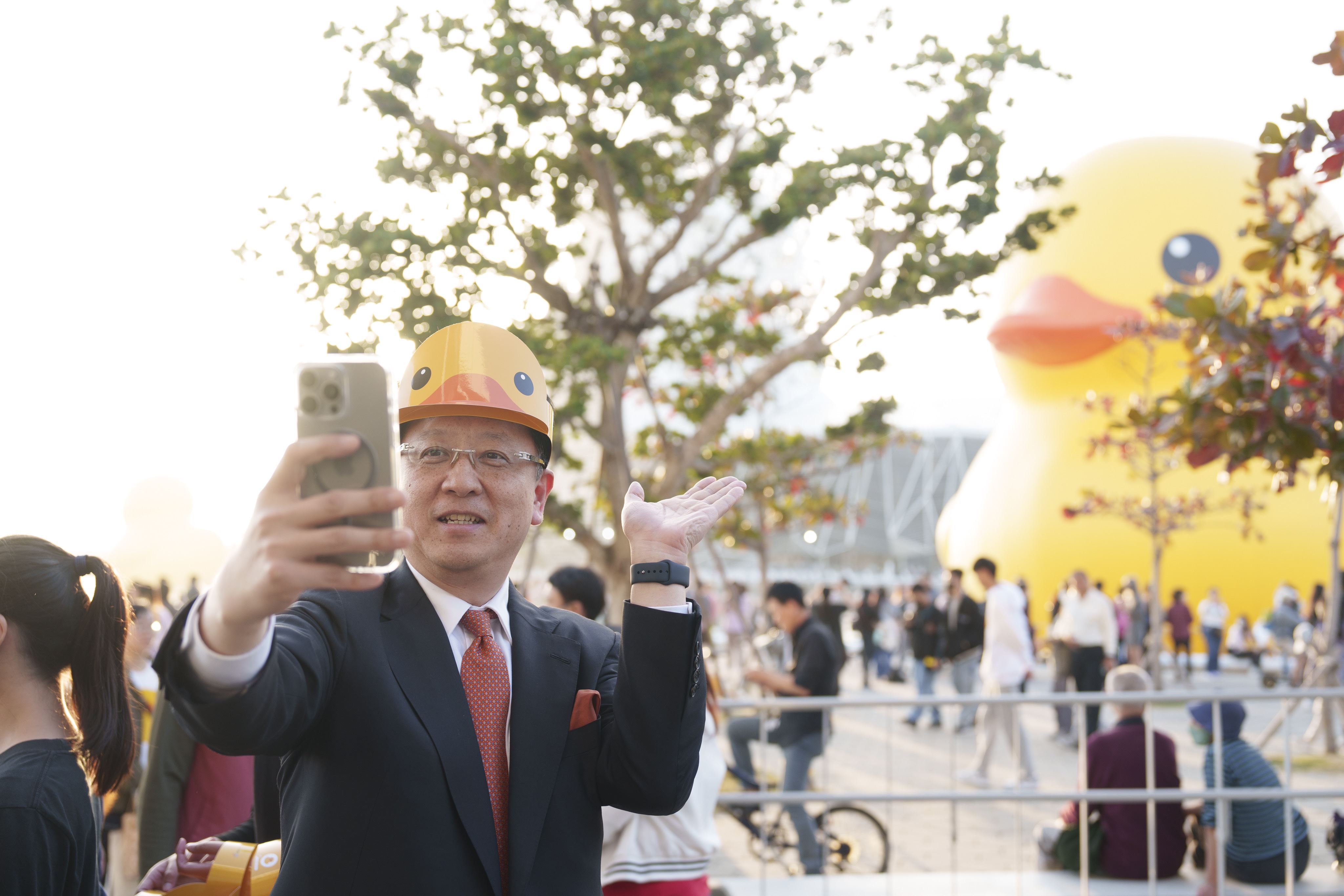 熊本市大西一史市長訪團體驗黃色小鴨風潮，見證高雄10年蛻變，並與小鴨開心自拍合影。（圖片提供：高雄市政府）