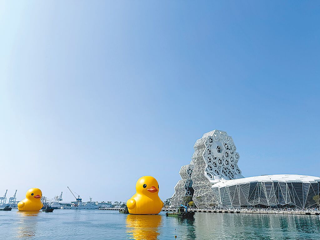 黃色小鴨回歸高雄魅力無法擋，展出不到三周已吸引逾550萬人次參觀。（圖片提供：中時新聞網）