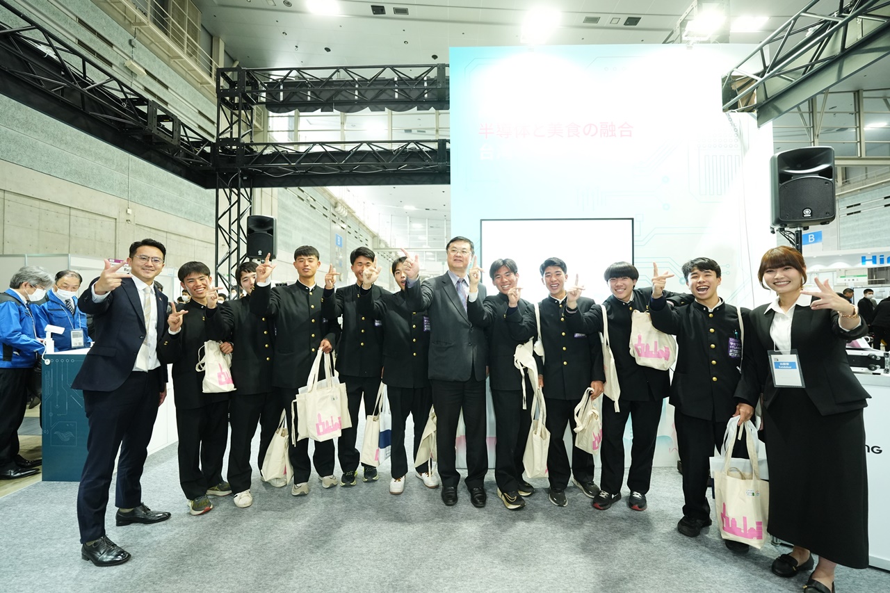 高雄館開幕有獎徵答，熊本工業高校生熱情參與。（圖片提供：高雄市政府）