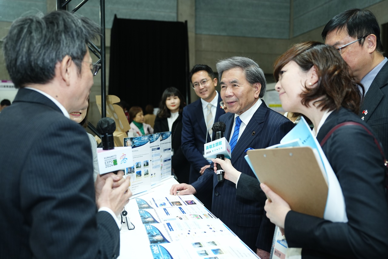 半導體業者向熊本縣蒲島知事介紹半導體產品。（圖片提供：高雄市政府）