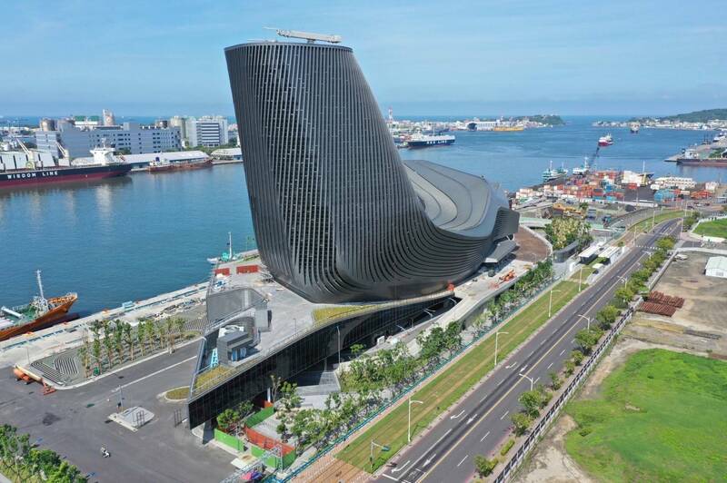 從側面觀看高雄港旅運中心，可遠眺第一港口，海景視野更為遼闊。（高雄港務分公司提供）