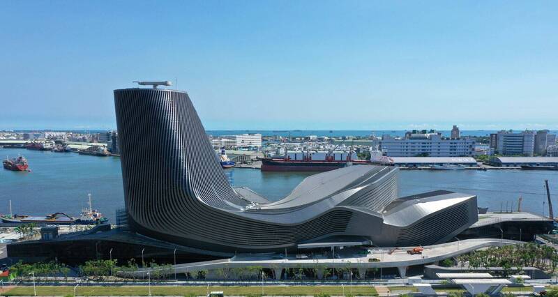 從高雄市區往海面觀看高雄港旅運中心的流線型外觀。（圖片提供：高雄港務分公司）