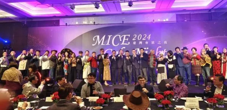 會展公會理監事上台向大家敬酒。（圖片提供：ETtoday新聞）