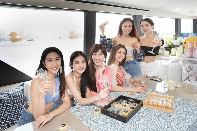 高雄承億酒店推出「萌遊港灣」住房專案，搭私家專屬遊艇可近距離欣賞黃色小鴨。（圖片提供：高雄市政府觀光局）