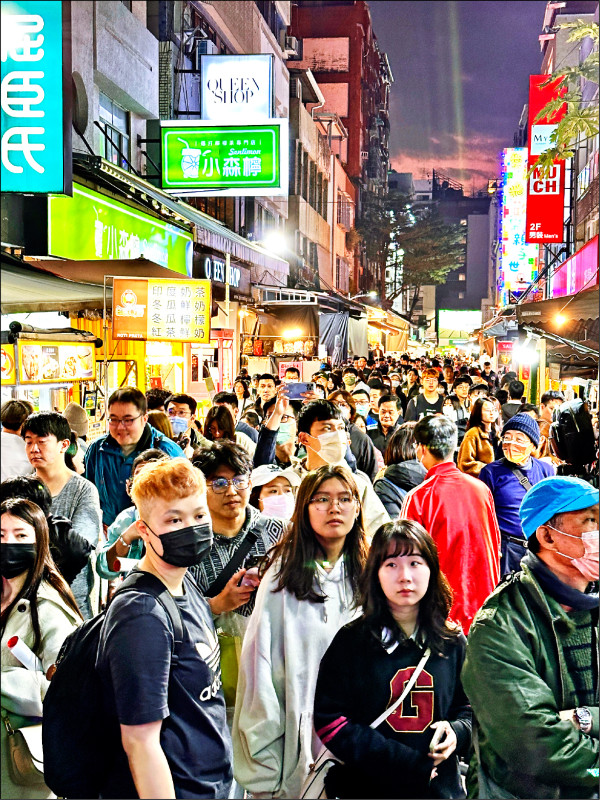 演唱會為高雄帶來人潮，外溢到商圈及夜市。（圖片提供：高雄市政府）