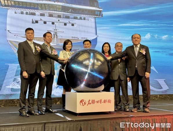 名勝世界郵輪總裁吳明發（左4）、基隆市副市長邱佩琳（左3）和基隆港務分公司總經理高傳凱（右2）、名勝世界郵輪副總裁徐牧柔（右3）等人出席行程發表記者會。（圖片提供：ETtoday新聞雲）