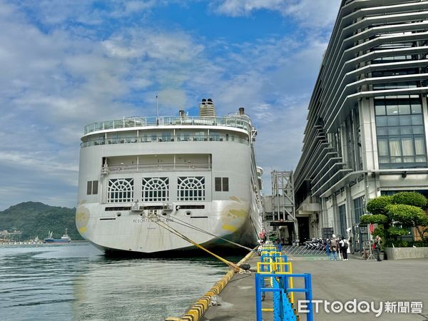 「名勝世界壹號」停泊基隆港。（圖片提供：ETtoday新聞雲）