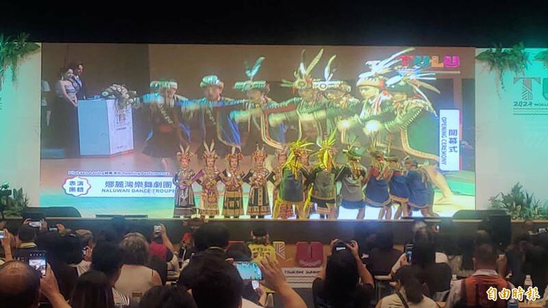 TULU 2024世界原民旅遊高峰會今在高雄展覽館盛大開幕，主辦單位安排台灣原住民族文化園區娜麓灣樂舞劇團，展演排灣族勇士舞與淑女舞做為開場。（圖片提供：自由時報）