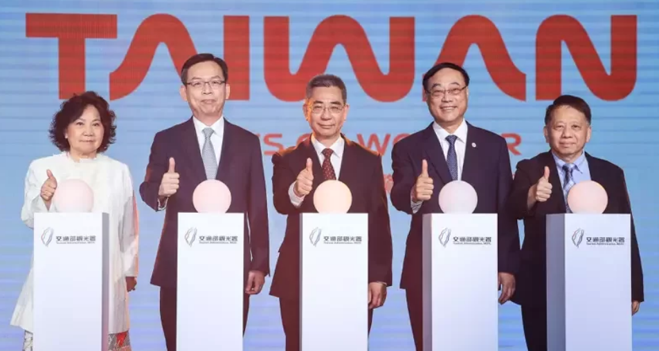 第一張圖說更正如下:觀光署今天舉辦「台灣觀光品牌3.0版」啟動記者會，開南大學校長林玥秀（左起）、交通部次長林國顯、行政院副秘書長李國興、觀光署長周永暉、高雄餐旅大學校長陳敦基一同點亮全新的台灣觀光品牌「TAIWAN-Wave of Wonder」。（圖片提供：聯合新聞網）