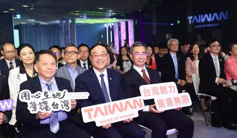 觀光署昨天舉辦「台灣觀光品牌3.0版」啟動記者會，高雄餐旅大學校長陳敦基（左起）、觀光署長周永暉、行政院副秘書長李國興等出席貴賓一同合影。（圖片提供：聯合新聞網）