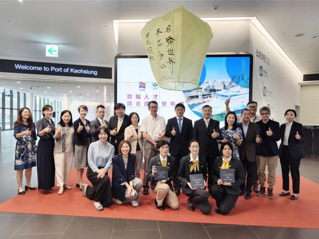 港務公司和高雄餐飲大學、名勝世界郵輪公司透過三方合作，成功將學生送上郵輪服務，舉辦「人才媒合成功發布會」。（圖片提供：中時新聞網）