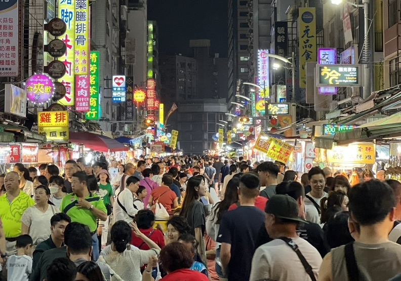 高市府自去年起推出「加食延暢」專案，歌迷憑演唱會票根可至指定捷運站兌換「商圈夜市優惠券」。（圖片提供：遠見雜誌）