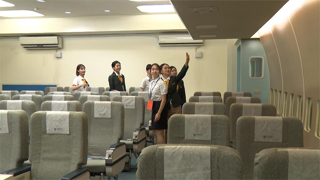 高餐大配備飛機的模擬機艙，訓練專業技能，吸引航空公司前進校園搶人才。（圖片提供：民視新聞網）