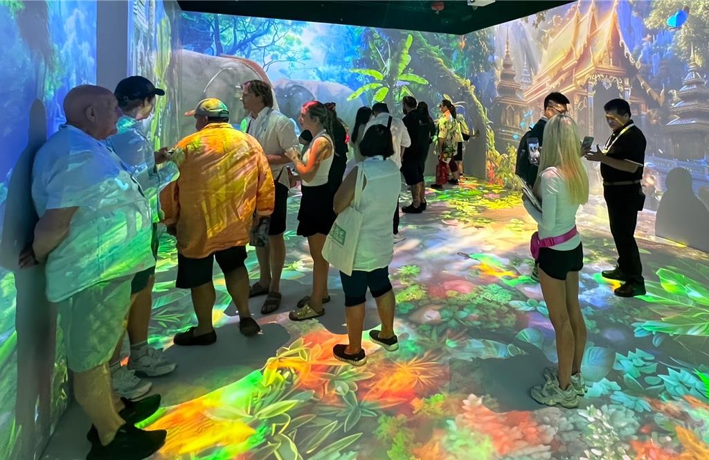 方陣聯合於泰國曼谷主辦的亞洲國際主題樂園暨遊樂設備展(IAAPA EXPO ASIA)發表「IMVER＋沉浸式播放系統」。（圖片提供：高雄市政府經濟發展局）
