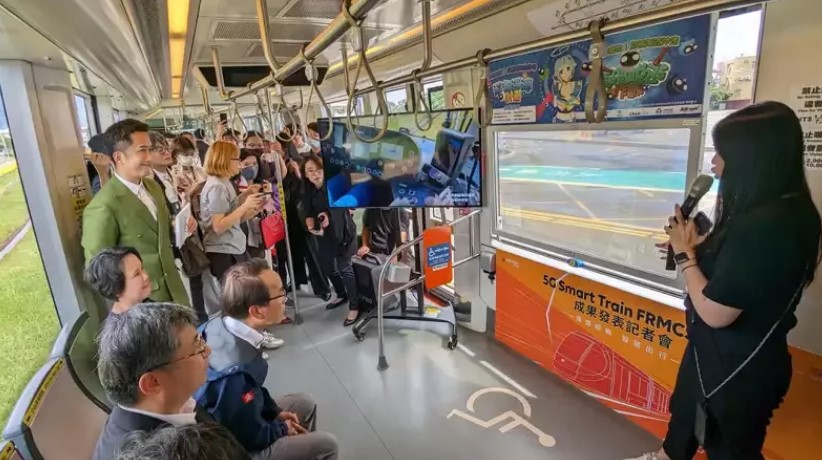 高雄輕軌AR旅客體感互動與城市觀光導覽服務，搭載嵌入式OLED透明廣告魔術屏，提供定點周邊的景點導覽。（圖片提供：聯合新聞網）
