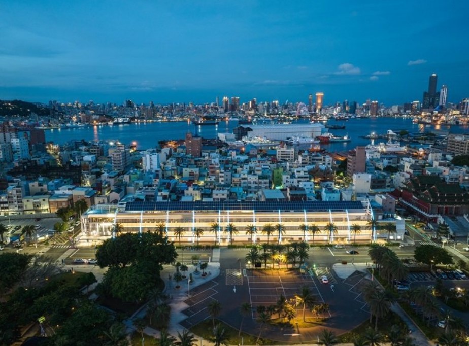 高雄市政府經發局重新裝修旗后觀光市場整體外牆，以落日餘暉為設計概念，並在垂直與水平間運用了不同尺度的線形，展現波浪意象與律動感，近期正式完工啟用。 （圖片提供：高雄市政府經濟發展局）