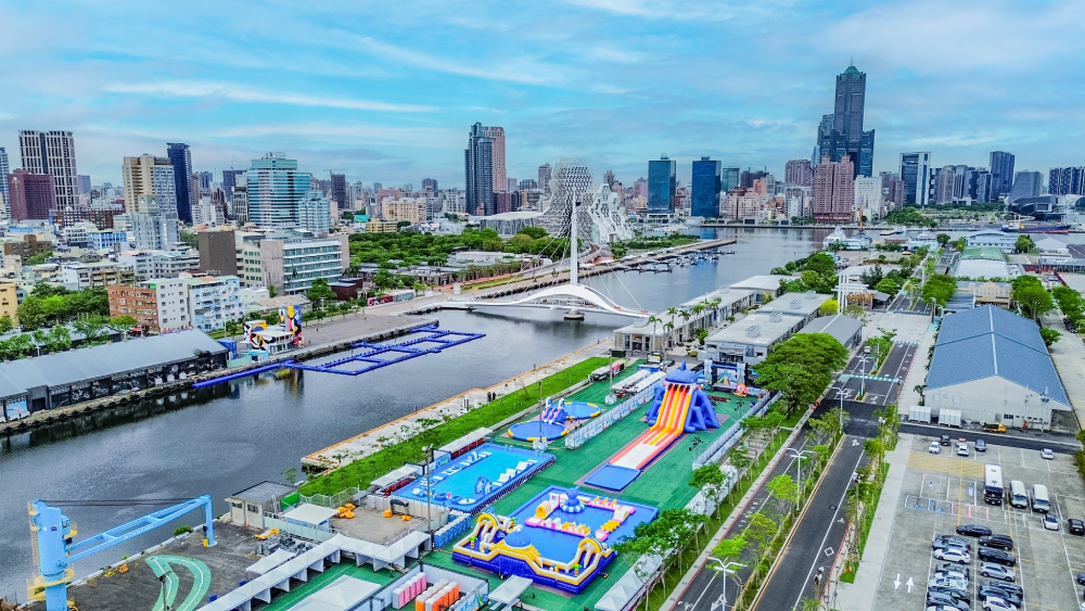 今年「海洋派對」在大港橋及愛河灣周邊舉辦，豐富的親水體驗活動，讓民眾感受高雄作為海洋首都的魅力無窮。（圖片提供：高雄市政府海洋局）