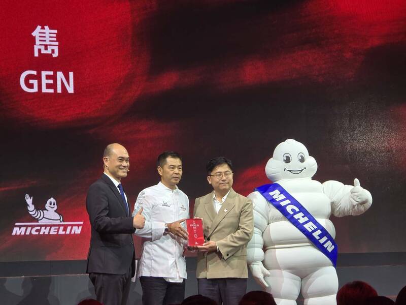 「雋 GEN」新入選米其林指南即摘下一星殊榮，圖為有40年粵菜資歷的港籍主廚胡鑑波代表受獎。（圖片提供：自由時報）