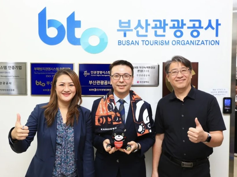 高雄市府觀光局長高閔琳（左）、新聞局長項賓和（右）率團拜會釜山觀光公社。（圖片提供：高雄市政府觀光局）