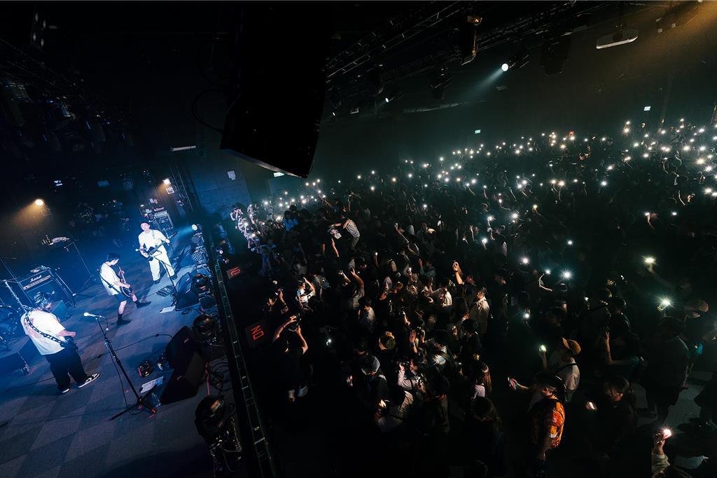 草地人THE LOCALS最後演唱〈寒夜星空〉，邀請台下歌迷打開手機手電筒，大庫演出現場宛如一片星空。（圖片提供：高雄流行音樂中心）