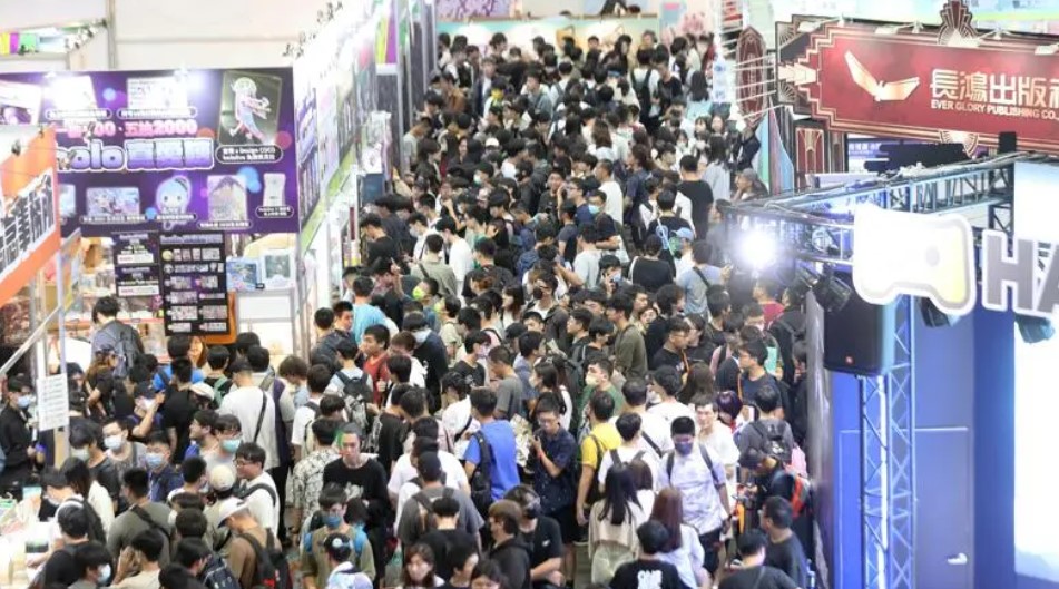 高雄國際動漫節現場擠滿人潮，繞了高雄巨蛋半圈。（圖片提供：聯合新聞網）