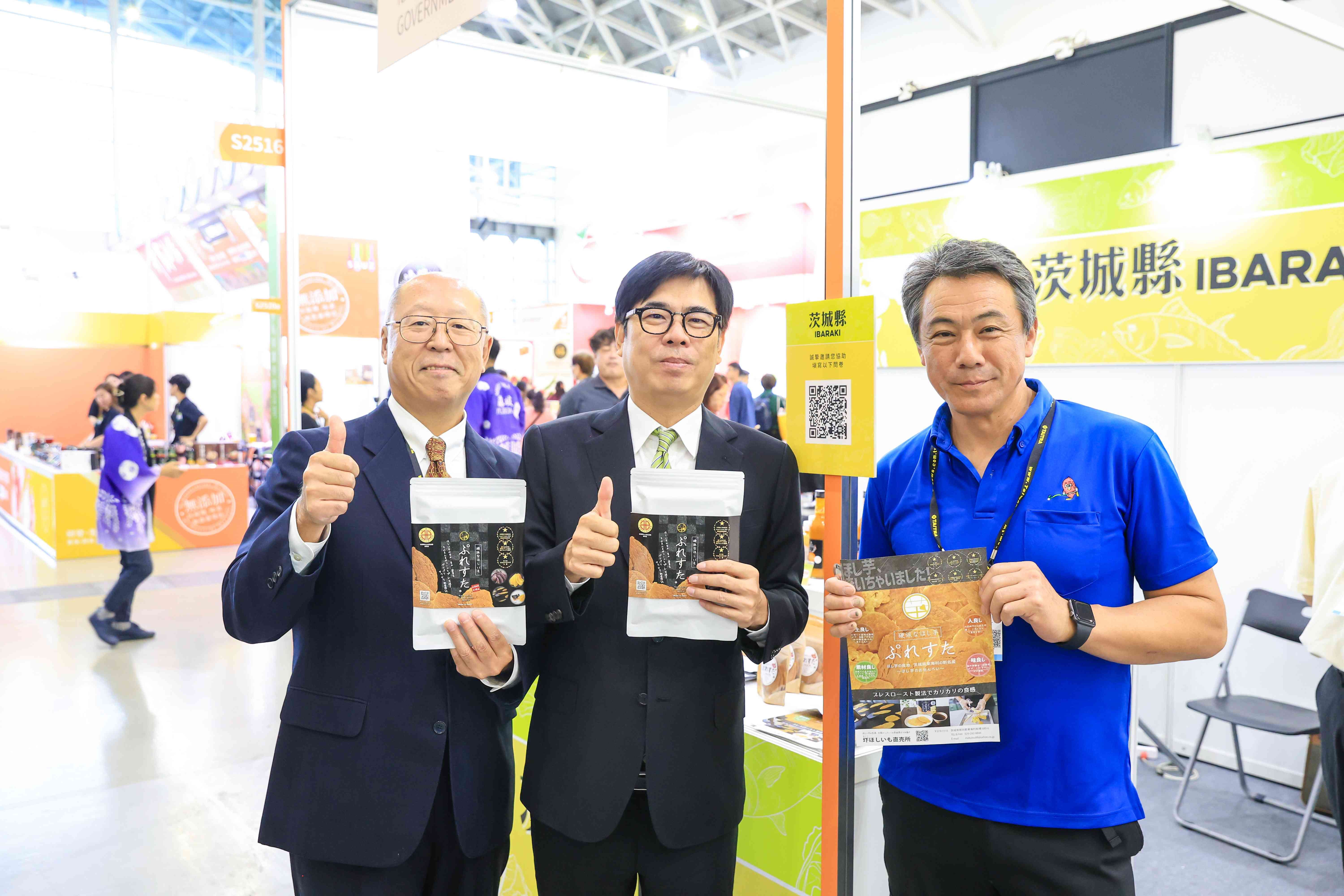 市長陳其邁與日本台灣交流協會高雄事務所所長奧正史一同參觀日本的攤位。（圖片提供：高雄市政府）