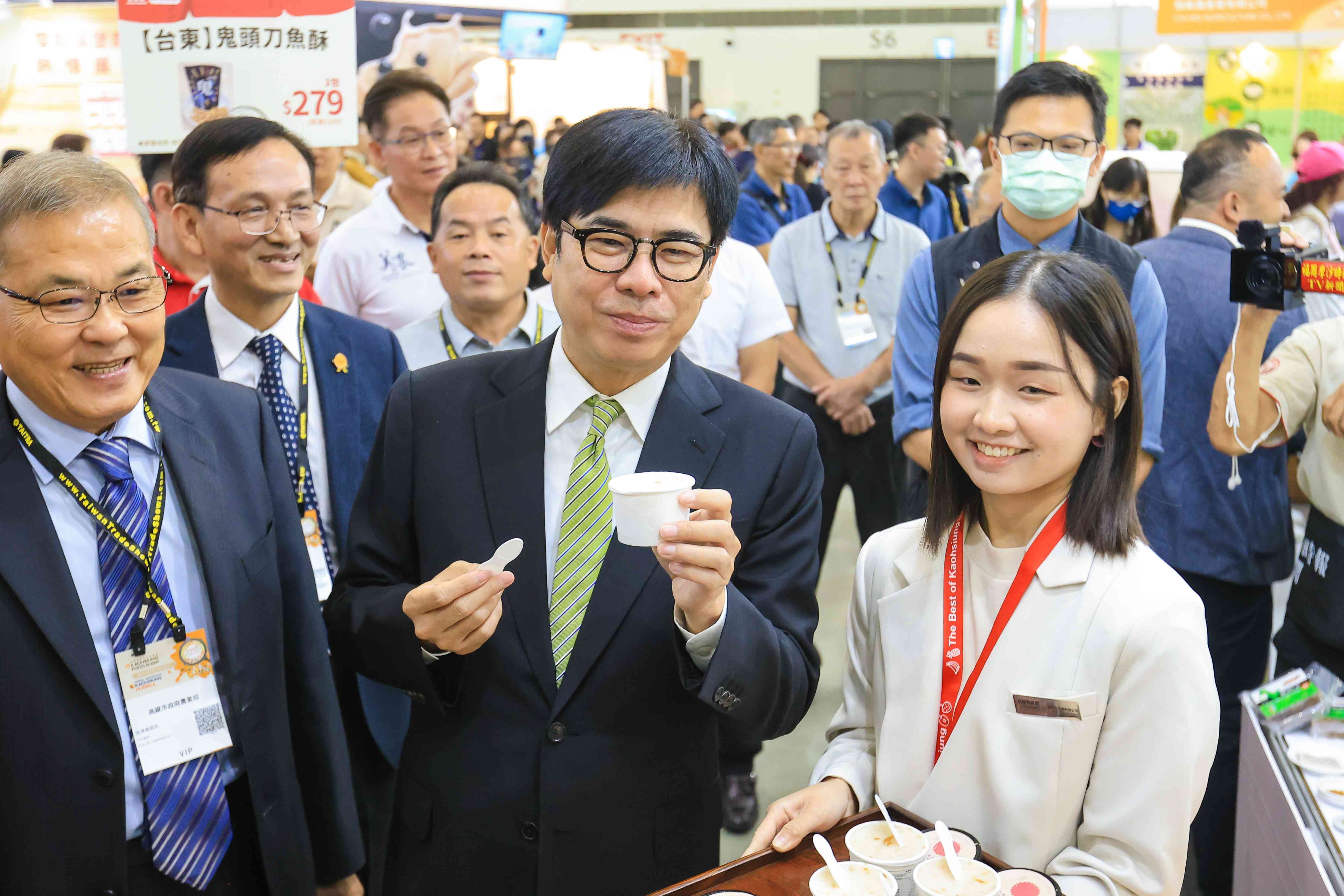 市長陳其邁於會後於會場各攤位試吃各項特色美食。（圖片提供：高雄市政府）