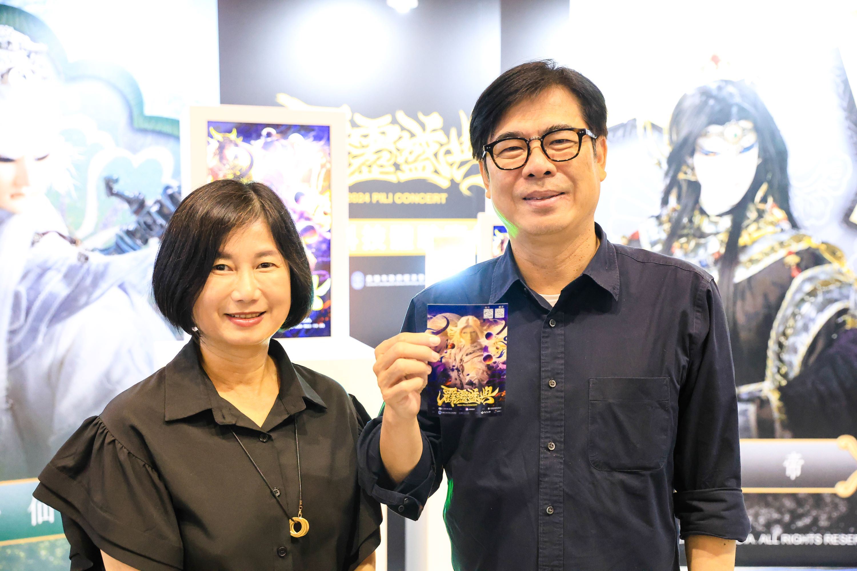 高雄市長陳其邁、數位發展部數位產業署副署長陳慧敏，一同開箱「文化科技體驗嘉年華」活動體驗。（圖片提供：高雄市政府）
