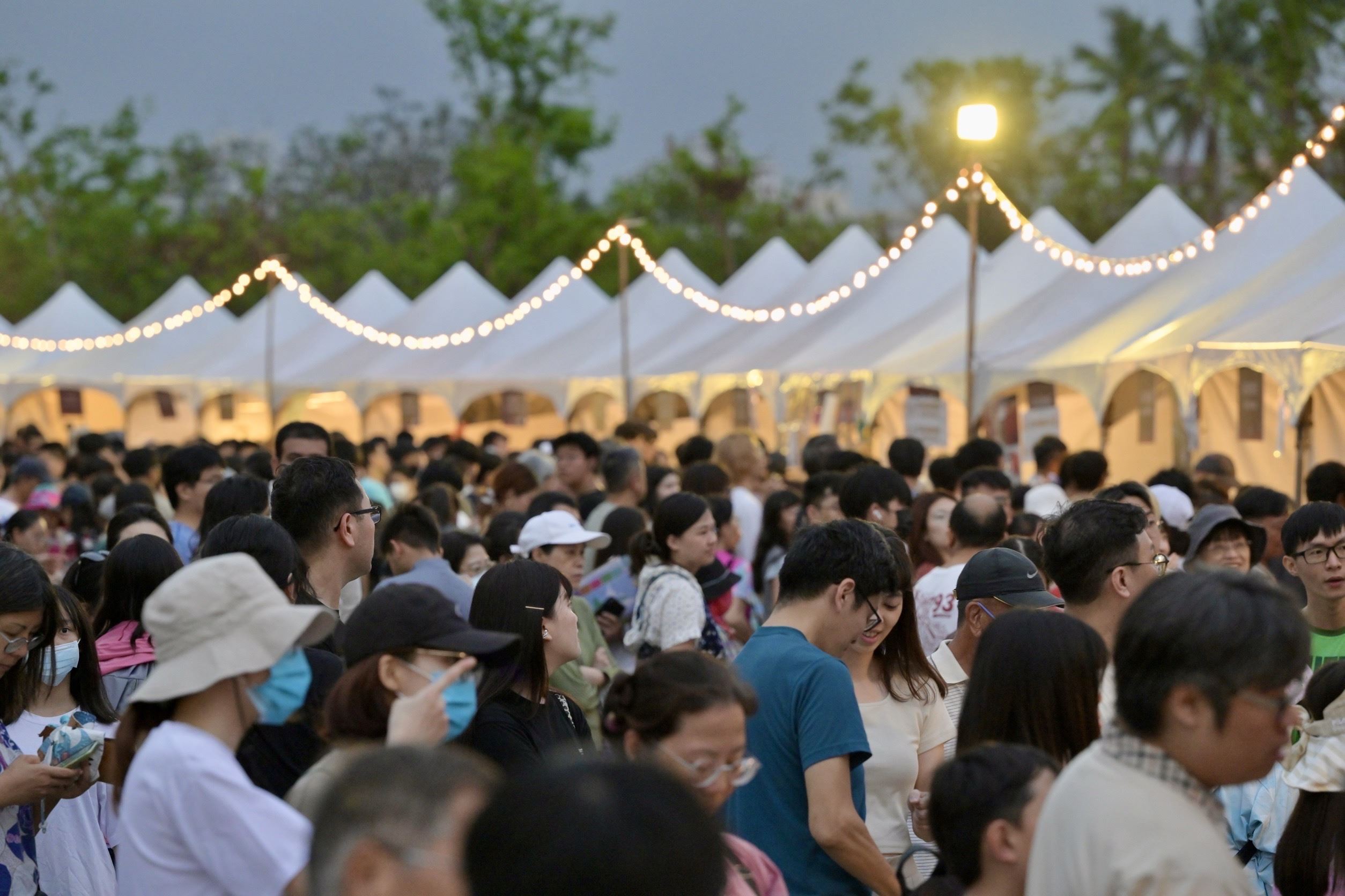 印度排燈節首度在高雄衛武營舉辦，吸引大批排隊人潮，總共逾3萬人次參與。（圖片提供：高雄市政府）