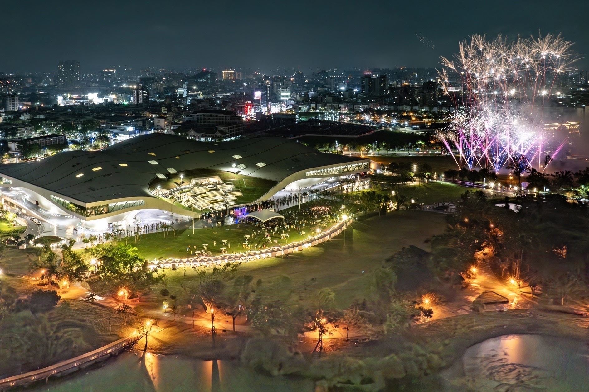 排燈節施放具有夜空祝福寓意的絢麗煙火秀。（圖片提供：高雄市政府）