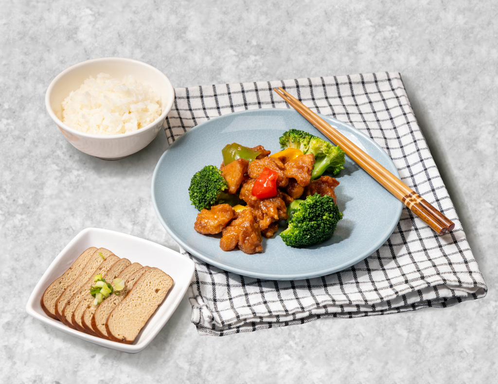 臺北唯一連續7年獲臺灣米其林指南必比登推介的素食餐廳祥和蔬食，與昇恆昌免稅商店旗下的餐廳hómee KITCHEN合作提供酸甜可口、帶有糖醋風味的「糖醋素雞丁飯」。（圖片提供：昇恆昌免稅商店）