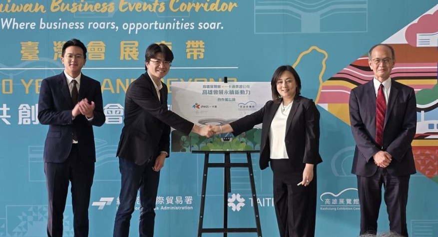 在高雄市政府經發局局長廖泰翔（左一）見證下，由高雄展覽館總經理涂宇欣（左三）與一卡通公司總經理鄭鎧尹（左二）簽署合作備忘錄，共同開啟會展產業的綠色數據革命。（圖片提供：經濟日報）