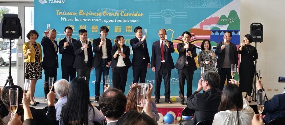 高雄展覽館10周年慶活動，台上貴賓們高舉酒杯與台下與會的會展產業鏈夥伴舉杯慶祝。（圖片提供：經濟日報）
