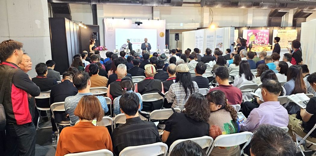 台灣近年來在印刷領域應用展現卓越成果，2024台灣卓越印刷設計展開展，現場幾乎座無虛席。 （圖片提供：經濟日報）