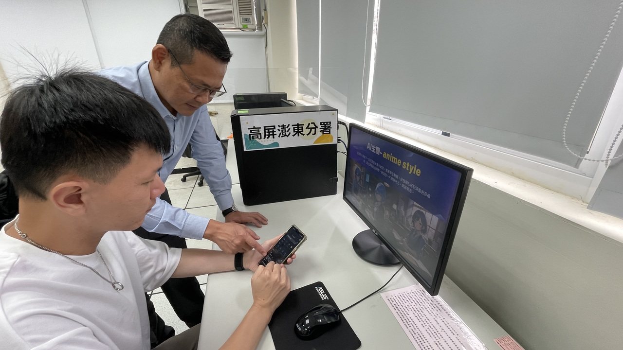 老師指導學員使用手機軟體進行數位行銷操作。（圖片提供：經濟日報）