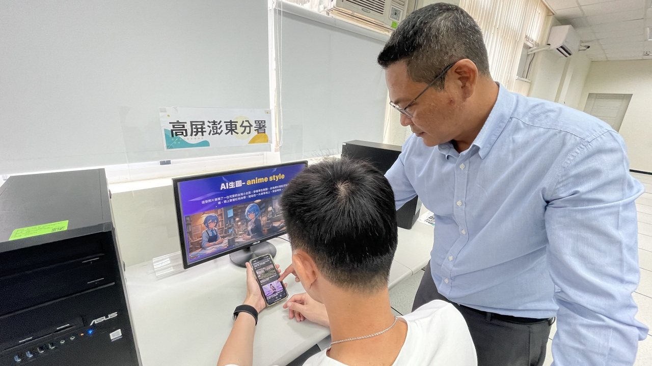 老師指導學員使用手機軟體進行數位行銷操作。（圖片提供：經濟日報）