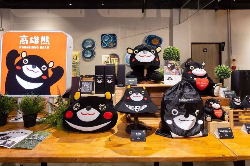 高雄館展示可愛的高雄熊商品。（圖片提供：自由時報）