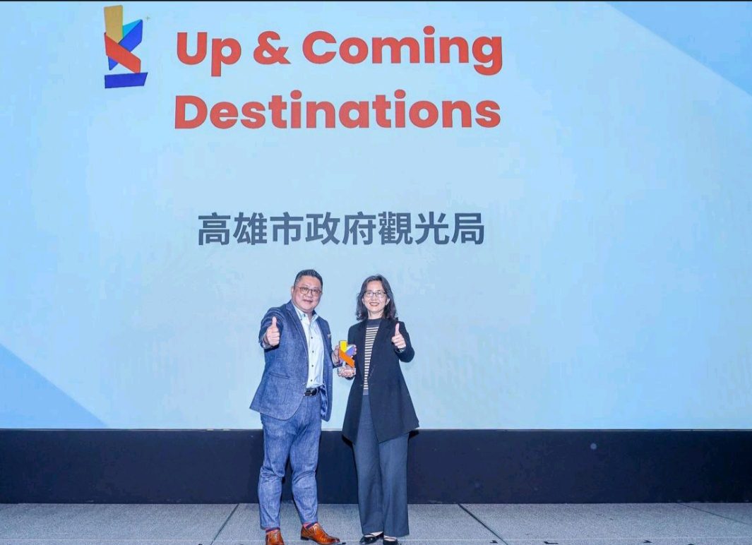 高雄入選Klook全球新興旅遊目的地榜單，為台灣唯一入選的城市，國立高雄餐旅大學劉喜臨教授頒授「全球新興旅遊目的地」獎予高雄市政府觀光局劉秀英副局長。（圖片提供：高雄旅遊網）