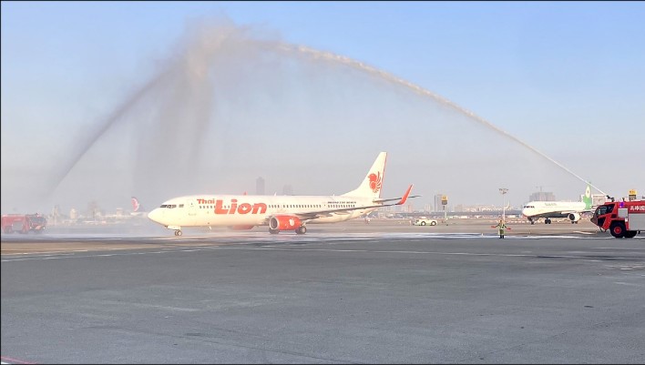 泰國獅子航空昨天首航高雄，機場噴水迎接。（圖片提供：自由時報）