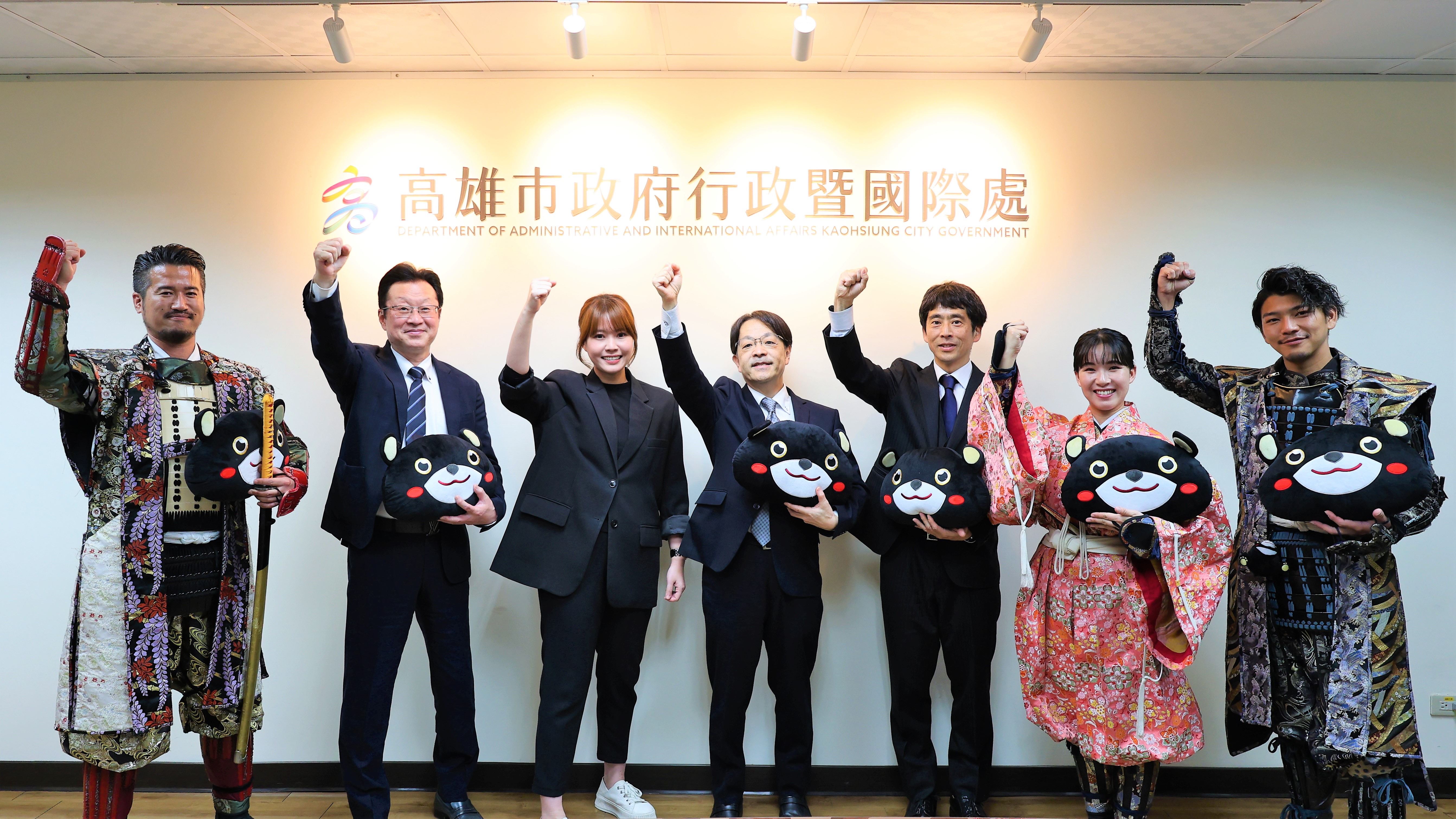 高雄友好城市熊本市政策局長三島健一率團搭乘「熊本-高雄」首班復航班機抵高，參與高雄燈會冬日遊樂園活動並拜會市府，高人氣的熊本城迎賓武將隊亦受邀與民眾互動演出。（圖片提供：高雄市政府）