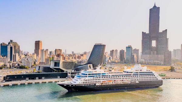 精鑽郵輪前進號(Azamara Onward)靠泊高雄港旅運中心。（圖片提供：ETtoday新聞雲）