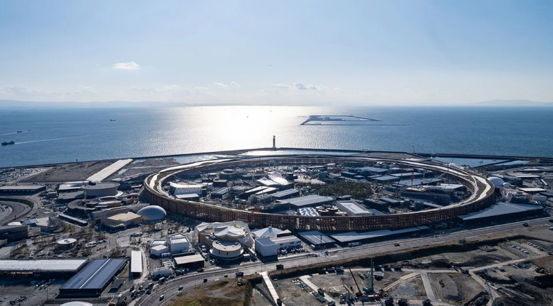 2025大阪世博在大阪灣的「夢洲」舉行，臨海人工島加上顯眼的主場館建築「大屋頂環」，表現出更具有未來都市感的氛圍。（圖片提供：GQ）