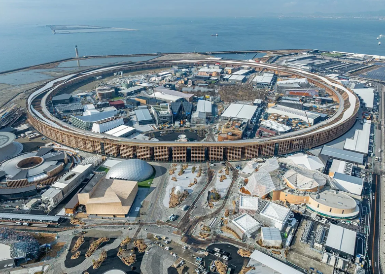 2025大阪世博主建築物「大屋頂環」在2025年3月4日獲得金氏世界紀錄認證「最大的木造建築物」。（圖片提供：GQ）