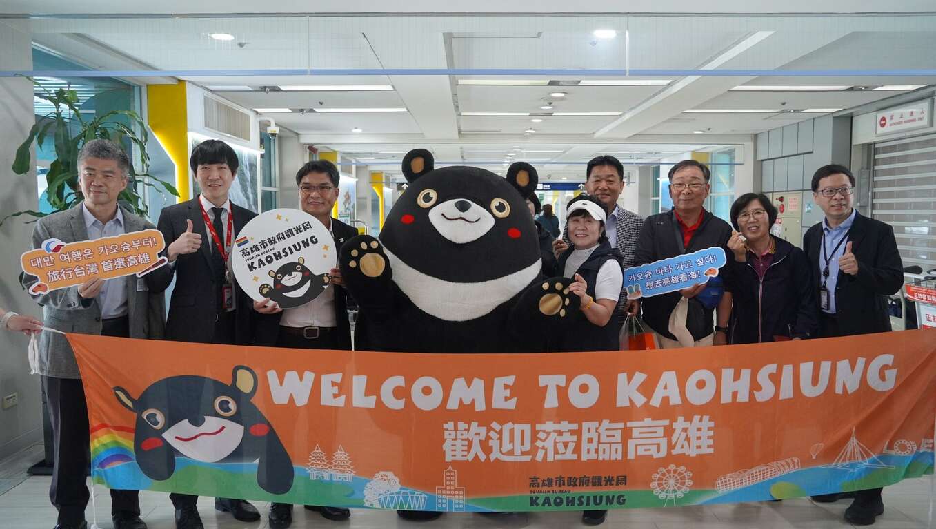 高市觀光局副局長孫春良(左三)、德威航空高雄站站長趙慶真(左二)、交通部觀光署高雄國際機場旅客服務中心主任黃坤宏(右一)、高雄市航空警察局高雄分局分局長陳譽仁(左一)，共同觀迎韓籍旅客。（圖片提供：高雄市政府觀光局）