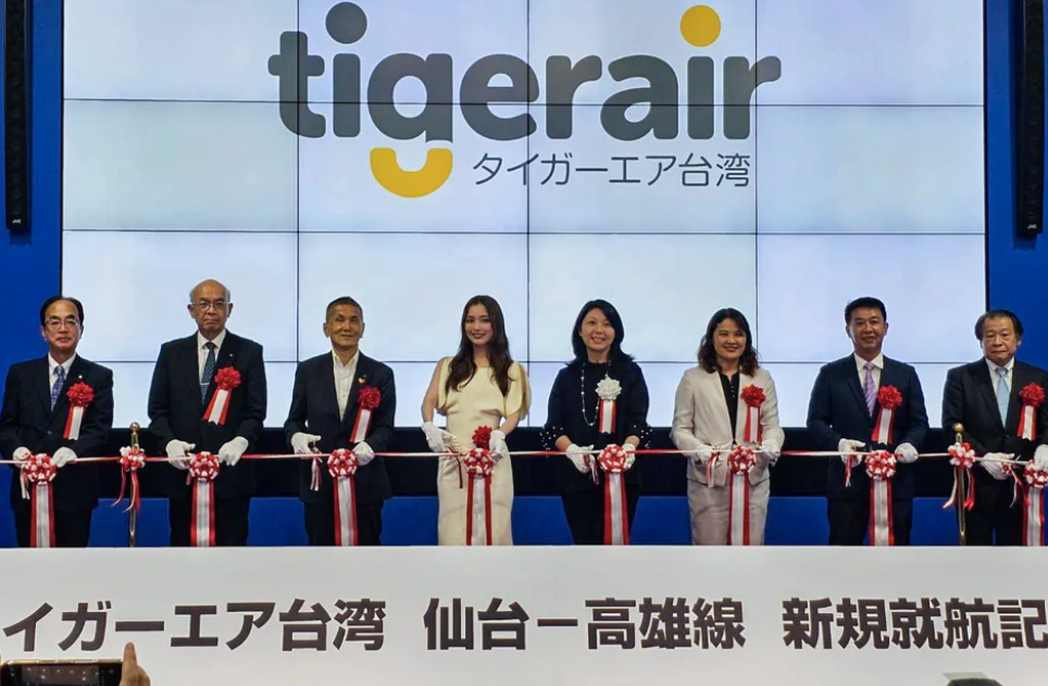 台灣虎航今天開航高雄-仙台航線，日本仙台機場特別舉辦首航慶祝活動，台日眾多貴賓代表參與首航剪綵儀式祝賀。（圖片提供：台灣虎航）
