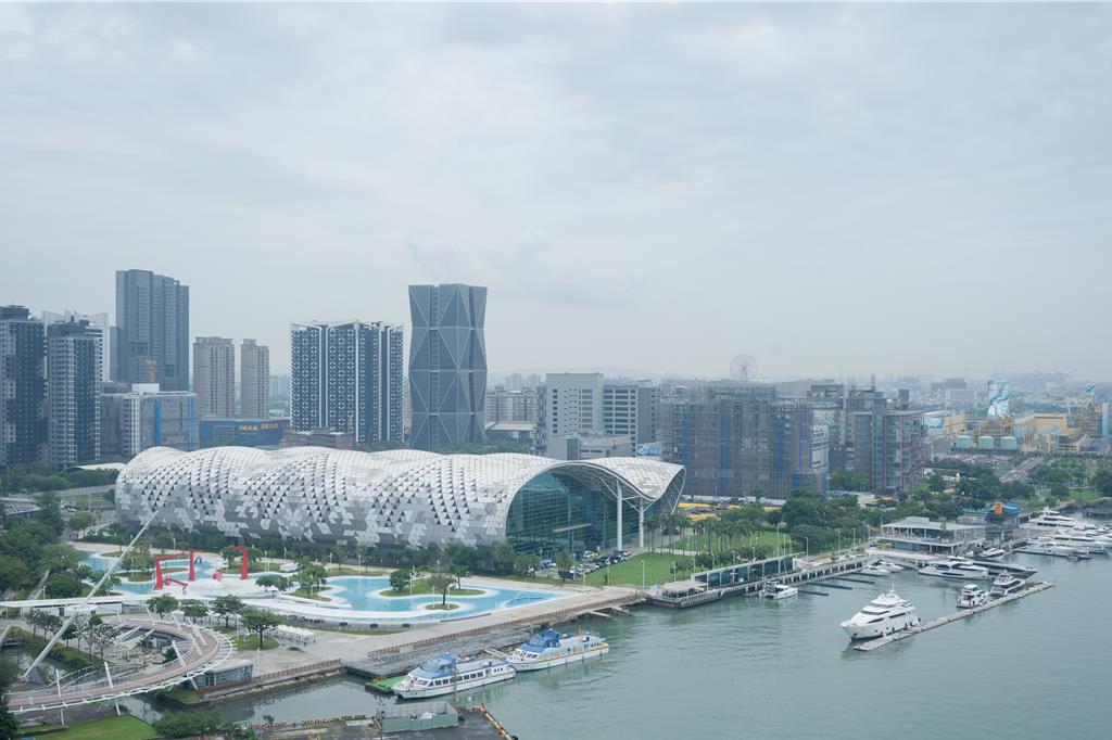 「台灣國際郵輪大樓」15樓最高樓360度高空景觀空間，環場可俯瞰高雄港、愛河灣、流行音樂中心及亞洲新灣區無敵海景。（圖片提供：臺灣港務股份有限公司）